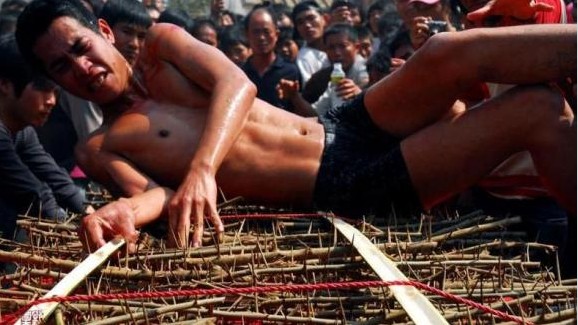 粤西骇人民俗 男子成年就要翻刺床（图）