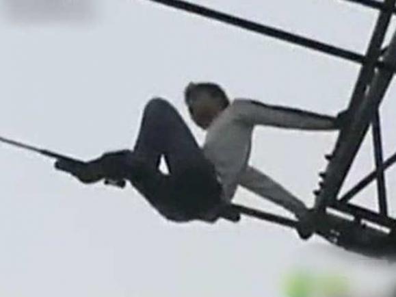 惨！男孩与父母吵架爬上高压电塔 触电身亡_易看