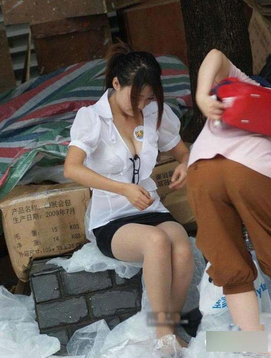 街头卖肉促销的低劣 低俗露乳促销（图）
