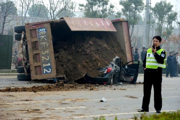 合肥夺命渣土车压扁轿车 本月5次车祸（图）