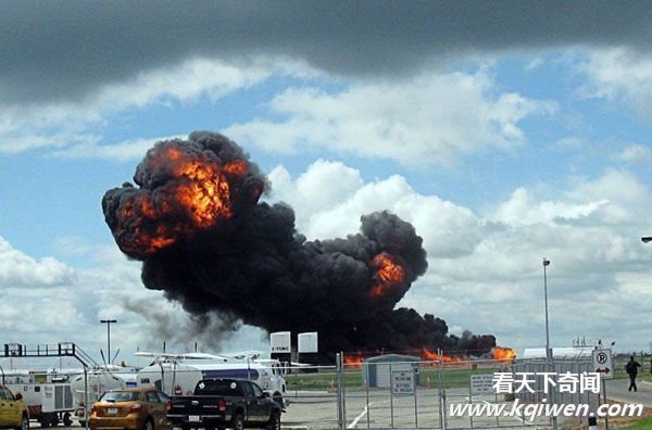 抓拍加拿大F-18战机坠毁大爆炸 飞行员弹射逃生瞬间(组图)