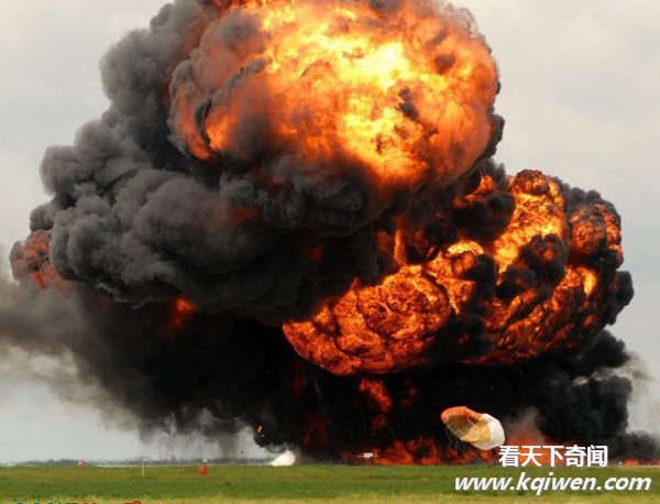 抓拍加拿大F-18战机坠毁大爆炸 飞行员弹射逃生瞬间(组图)